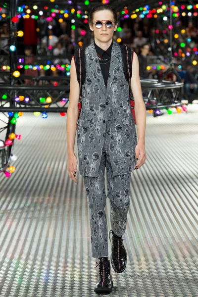 Look 19